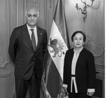 وقتی بیش از ۱۰۰ برنده جایزه نوبل، هم‌صدا با مردم ایران، از برپایی یک جمهوری دموکراتیک بر پایه برنامه ده‌ماده‌ای خانم مریم رجوی، رئیس‌جمهور برگزیده شورای ملی مقاومت ایران، حمایت می‌کنند، ایستادن شیرین عبادی در کنار فرزند شاه و دفاع از احیای سلطنتِ به‌گورسپرده، چیزی جز سقوط در ورطه