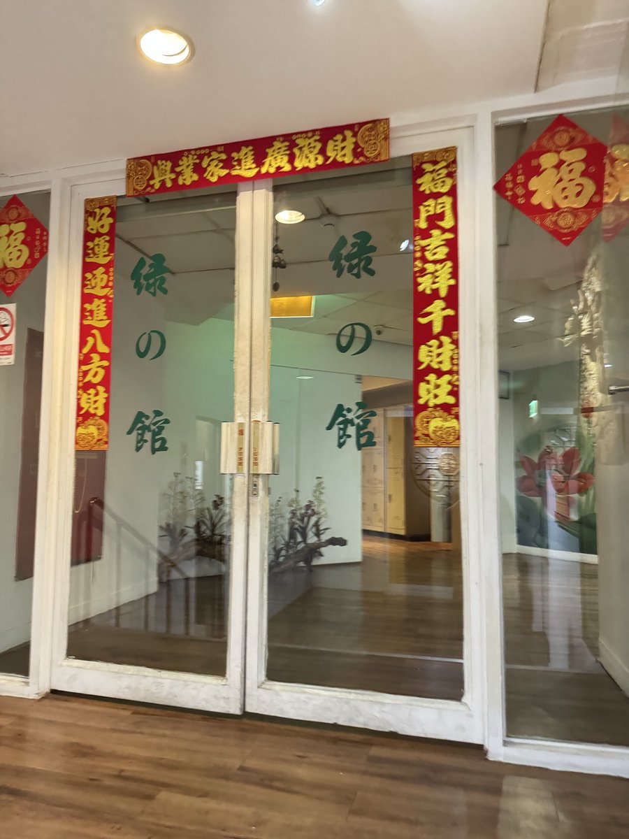 TaipeiGG's tweet photo. 下班後從高雄直衝綠館
週三人數其實也不少
因不知道怎麼玩選擇拿浴巾入場
進去盥洗後到蒸氣室馬上被一堆爸爸服務
接著到烤箱被中年爸爸由上至下的服務
後來繞場環境後到影音室休息
被多毛先生帶去房間玩了好久
什麼姿勢都玩了一遍
最後爆射一發趕回高雄
原週四也要去 因臨時有事作罷
期待下一趟出差 https://t.co/7fYlQHpELK