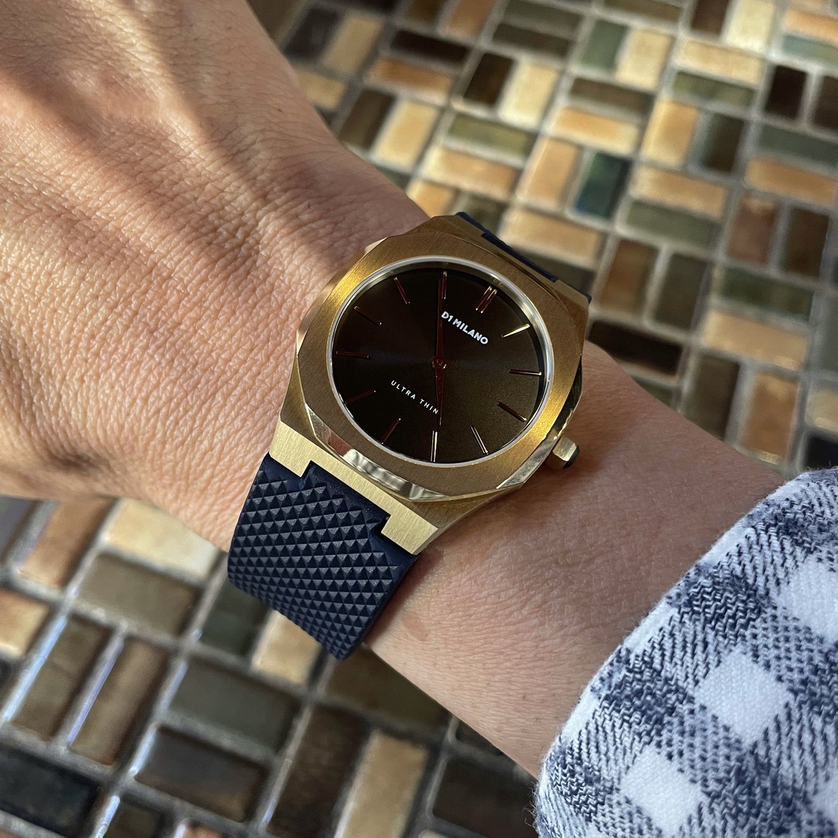 masaone_4103's tweet image. 皆様、こんにちは💁🏻‍♂️⌚️
今日は妻の運転手兼荷物持ちとして尻尾フリフリしながら着いて行きます😆
相棒はD1 MILANO ULTRATHIN Gold Night✨
ストラップはボネット・シンチュリーニのイタリアンラバー
#D1MILANO