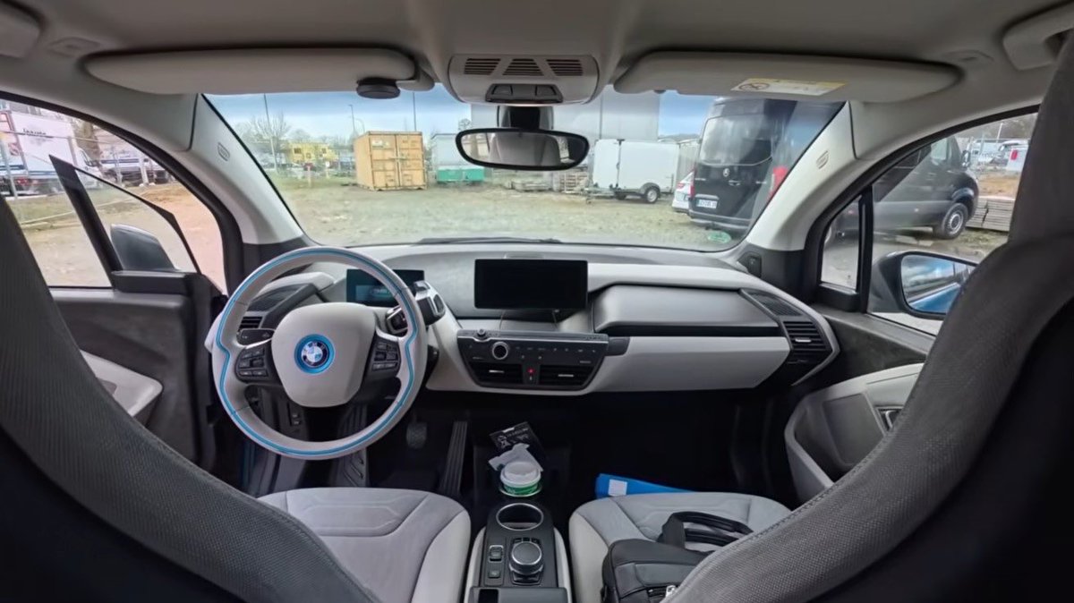 mightys3xycars's tweet image. EVのバッテリーは長持ちするのか？🔋
10年落ち・走行19万kmのBMW i3がその答えを証明！

✅バッテリー健康度: 82.4%
✅故障: 8年間ゼロ
✅ブレーキパッド: 16.2万kmで交換
✅メンテ代: 2年毎に220ユーロ
✅航続距離: 約200km

7,000ユーロの中古車ならかなり優秀では？

#BMWi3 #EV #電気自動車