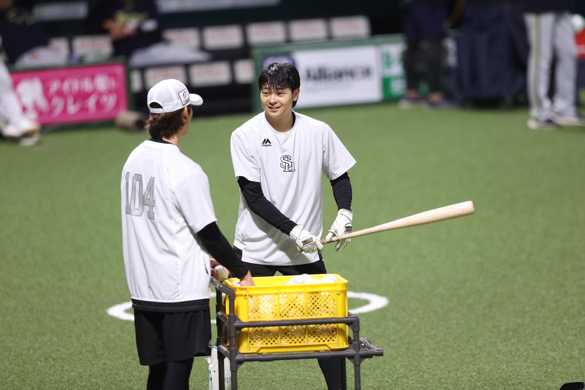 takafullc2's tweet image. 【スタメン】
4月18日vsオリックス @ みずほPayPayドーム

1中 周東佑京
2指 近藤健介
3三 栗原陵矢
4左 柳田悠岐
5一 山川穂高
6右 柳町達
7遊 川瀬晃
8捕 海野隆司
9二 牧原大成
投 上沢直之

#sbhawks #鷹フル