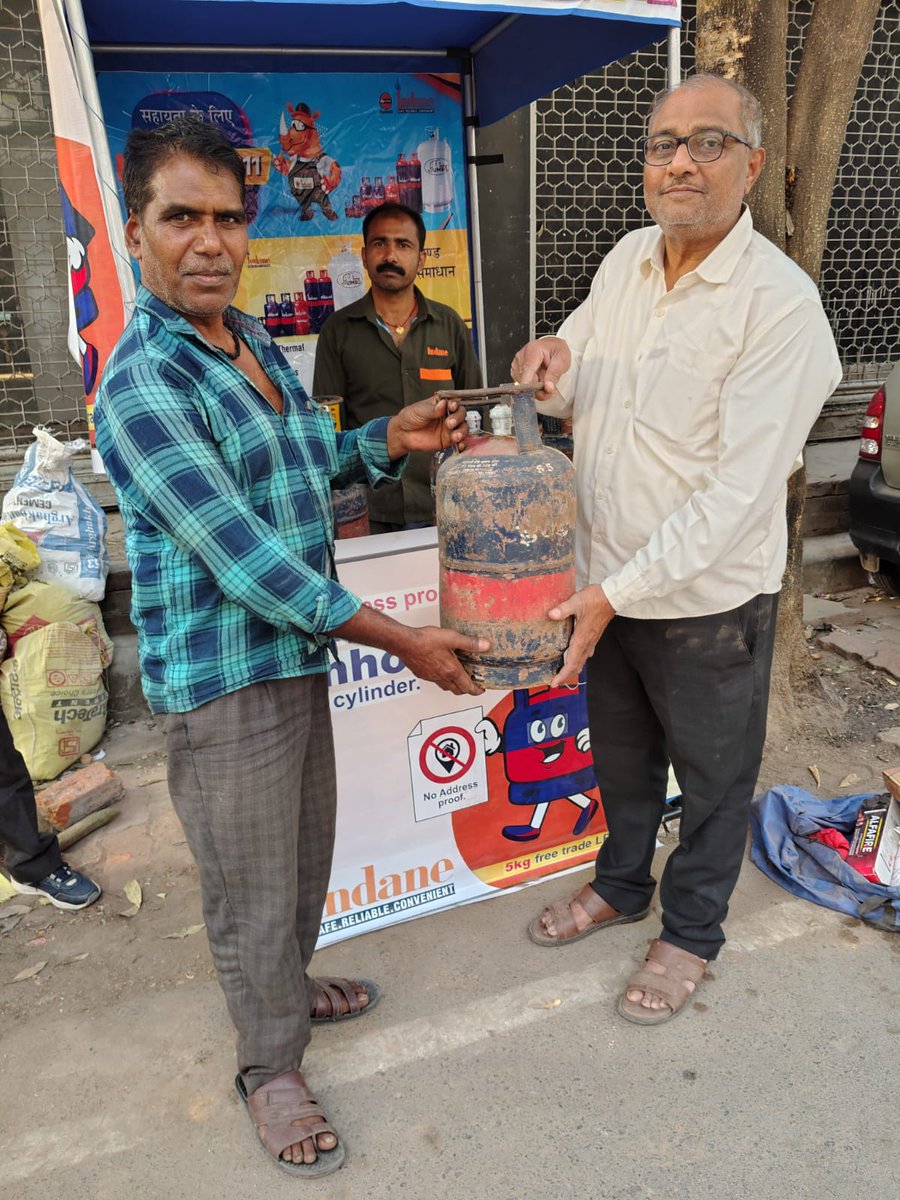 IOCL_UP's tweet image. हर मेहनतकश के पास है अपना छोटा और स्मार्ट सिलेंडर #Chhotu! 
वाराणसी के 'राजश्री इण्डेन सर्विस' द्वारा छोटे विक्रेताओं और प्रवासियों को #इण्डेन (5kg FTL) के नए कनेक्शन दिए गए।बिना पते के प्रमाण के मिलने वाली इस सुविधा ने उनकी रसोई को नई ऊर्जा और सुरक्षा प्रदान की है।
#EnergyForAll