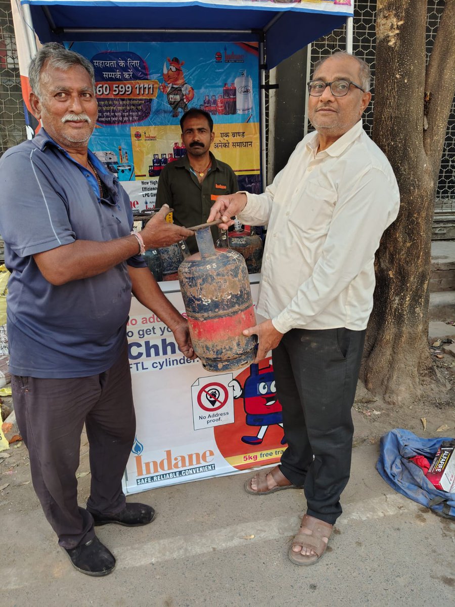 IOCL_UP's tweet image. हर मेहनतकश के पास है अपना छोटा और स्मार्ट सिलेंडर #Chhotu! 
वाराणसी के 'राजश्री इण्डेन सर्विस' द्वारा छोटे विक्रेताओं और प्रवासियों को #इण्डेन (5kg FTL) के नए कनेक्शन दिए गए।बिना पते के प्रमाण के मिलने वाली इस सुविधा ने उनकी रसोई को नई ऊर्जा और सुरक्षा प्रदान की है।
#EnergyForAll