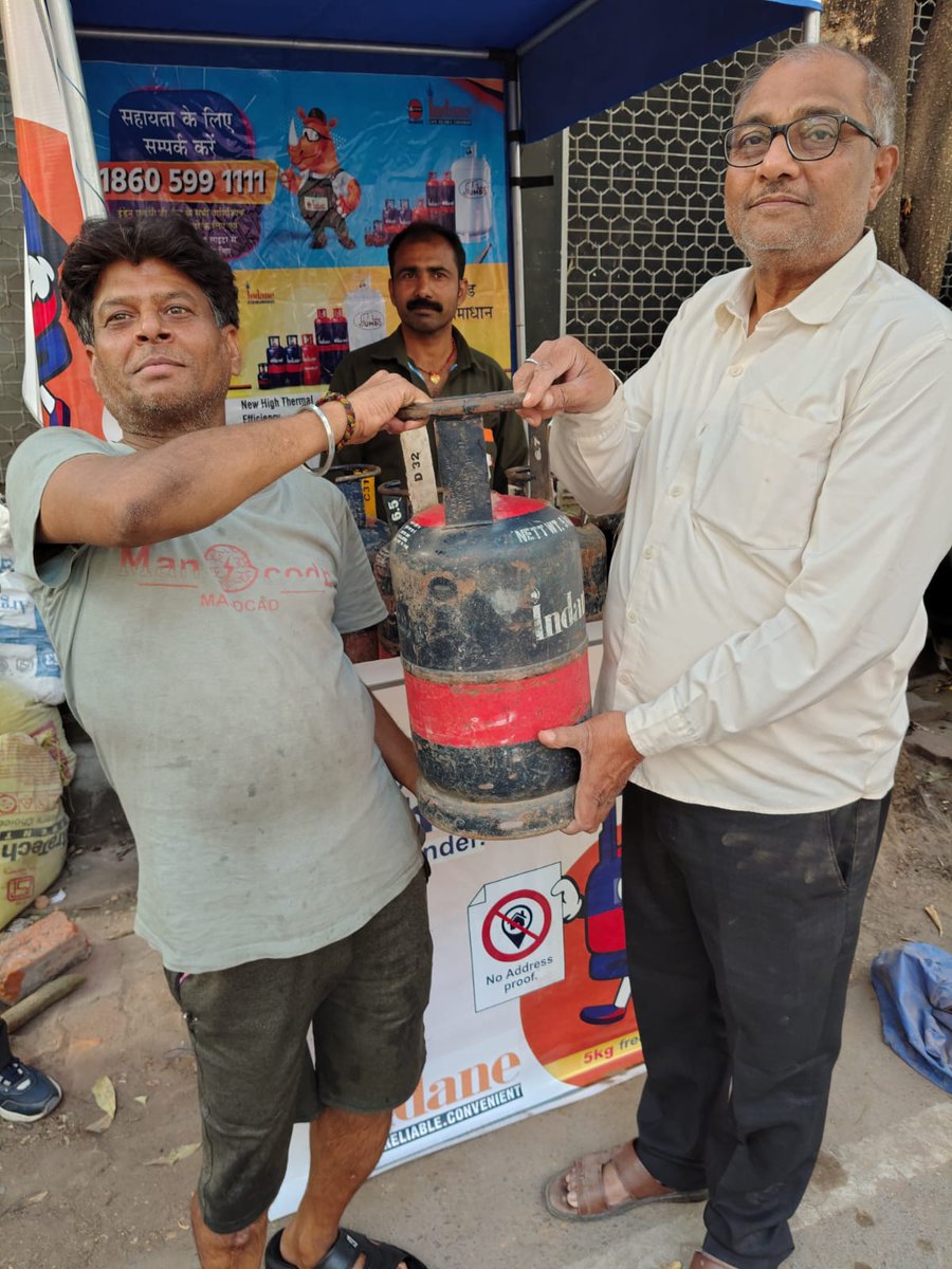 IOCL_UP's tweet image. हर मेहनतकश के पास है अपना छोटा और स्मार्ट सिलेंडर #Chhotu! 
वाराणसी के 'राजश्री इण्डेन सर्विस' द्वारा छोटे विक्रेताओं और प्रवासियों को #इण्डेन (5kg FTL) के नए कनेक्शन दिए गए।बिना पते के प्रमाण के मिलने वाली इस सुविधा ने उनकी रसोई को नई ऊर्जा और सुरक्षा प्रदान की है।
#EnergyForAll