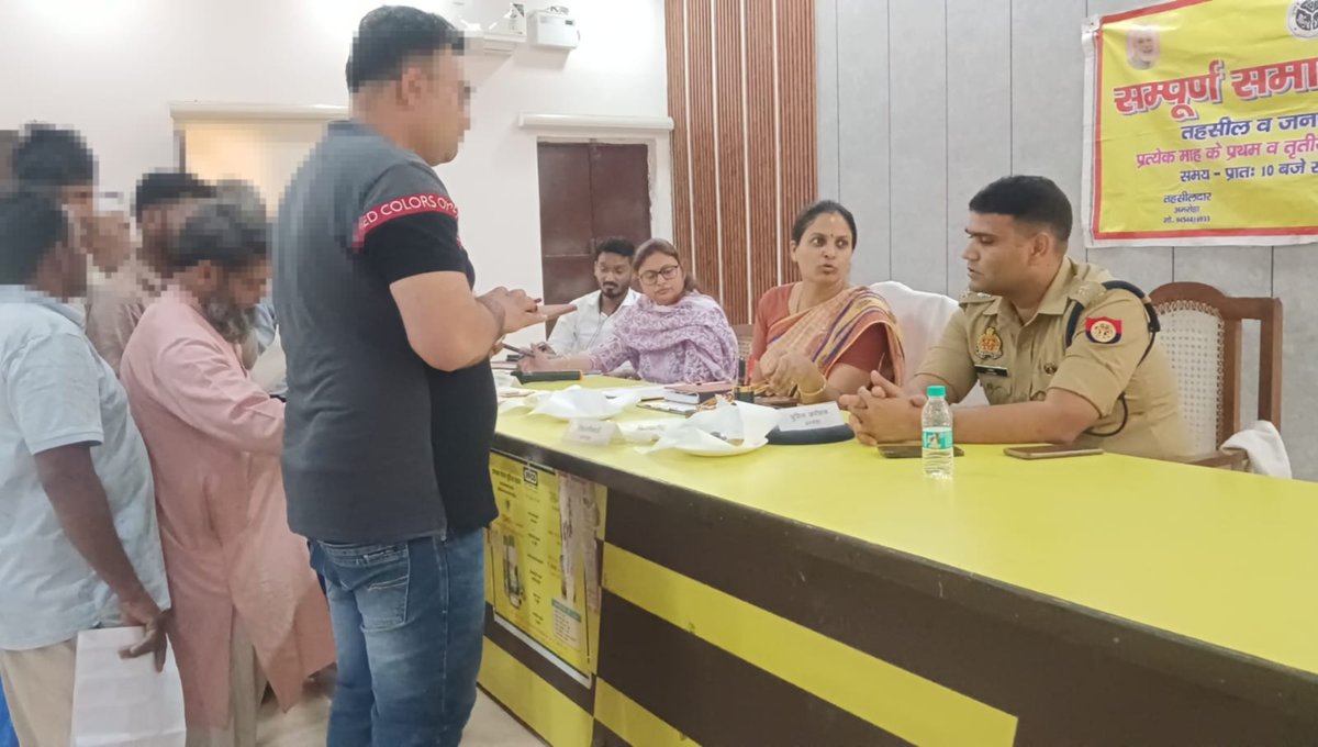 amrohapolice's tweet photo. पुलिस अधीक्षक अमरोहा श्री लखन सिंह यादव द्वारा "सम्पूर्ण समाधान दिवस" पर तहसील अमरोहा नगर में जन शिकायतों को सुनकर राजस्व व पुलिस टीम को मौके पर जाकर समस्याओं का निस्तारण करने हेतु निर्देशित किया गया।
@Uppolice https://t.co/6evUsv78jA
