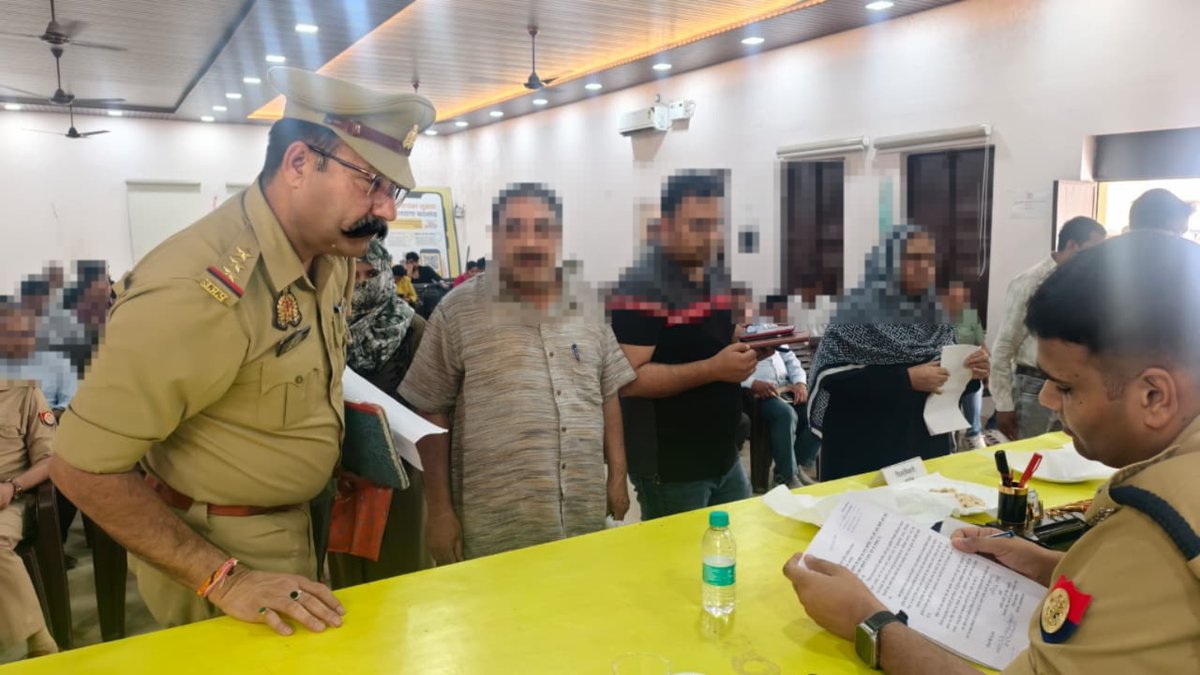 amrohapolice's tweet photo. पुलिस अधीक्षक अमरोहा श्री लखन सिंह यादव द्वारा "सम्पूर्ण समाधान दिवस" पर तहसील अमरोहा नगर में जन शिकायतों को सुनकर राजस्व व पुलिस टीम को मौके पर जाकर समस्याओं का निस्तारण करने हेतु निर्देशित किया गया।
@Uppolice https://t.co/6evUsv78jA