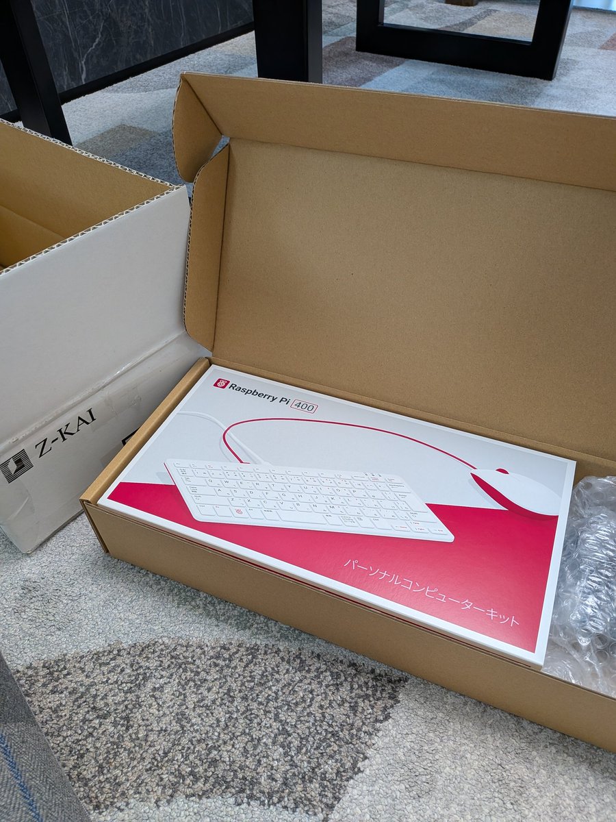 t_mac116's tweet image. #ラズパイ #Raspberry #raspberrypi400
おウチ来た、ラズパイ400スタートキット。なんで今更？と思われちゃうけどムスコのZ会教材で10,400円で新品を買ってみました。純正アダプタも付いてるの。Z会教材としては別途カスタムSDが付いてきた。