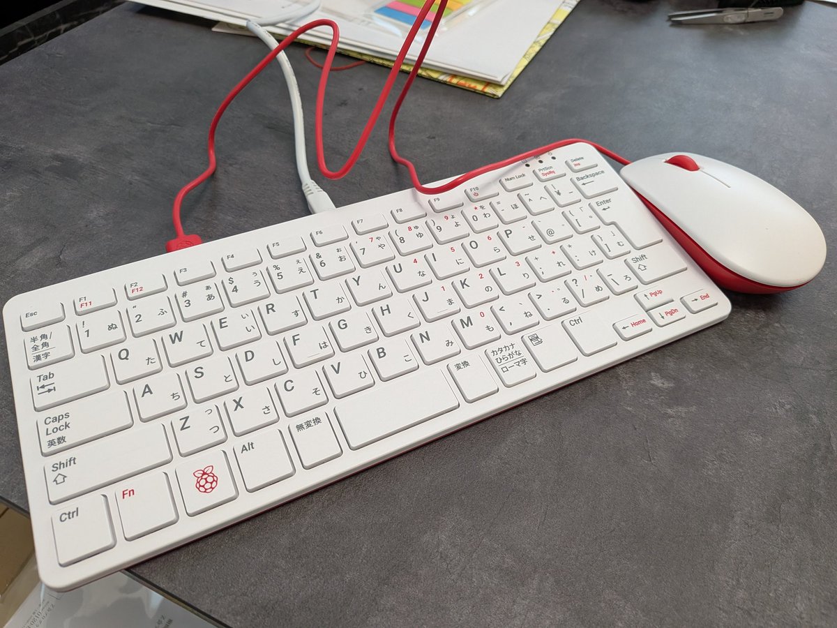 t_mac116's tweet image. #ラズパイ #Raspberry #raspberrypi400
おウチ来た、ラズパイ400スタートキット。なんで今更？と思われちゃうけどムスコのZ会教材で10,400円で新品を買ってみました。純正アダプタも付いてるの。Z会教材としては別途カスタムSDが付いてきた。