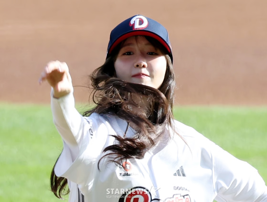 franky___a's tweet photo. 260418 YoonA - KIA vs Doosan Ceremonial First Pitch
#YoonA #윤아 #임윤아 #LimYoonA https://t.co/4HhvKnVaO5