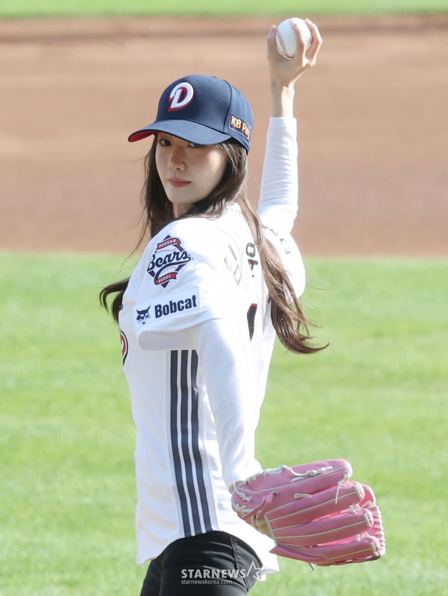 franky___a's tweet photo. 260418 YoonA - KIA vs Doosan Ceremonial First Pitch
#YoonA #윤아 #임윤아 #LimYoonA https://t.co/4HhvKnVaO5