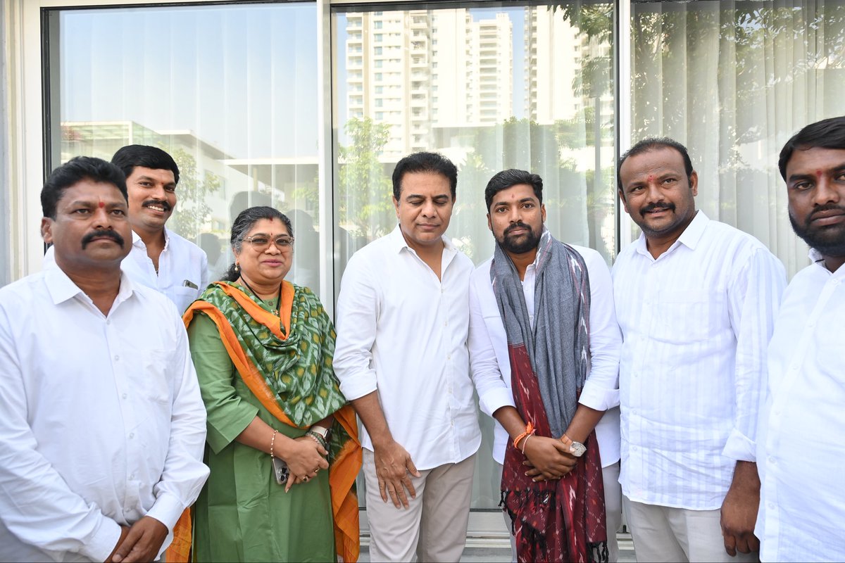 Sunil_Gavaskar1's tweet photo. నాయకత్వంపై నమ్మకం.స్రవంతి అక్క ప్రోత్సాహం.
నేను సోషల్ మీడియా వేదికగా చేస్తున్న @BRSparty మరియు @KTRBRS డిజిటల్ వర్క్‌ను కేటీఆర్ అన్న గారికి వివరించి, ఆశీస్సులు ఇప్పించిన @SravanthiPalvai అక్క గారికి కృతజ్ఞతలు🙏. థాంక్యూ KTR అన్న🙏.
మీ ఆశీస్సులతో మరింత ఉత్సాహంతో ముందుకు సాగుతాను. https://t.co/bWo2GZVo8p