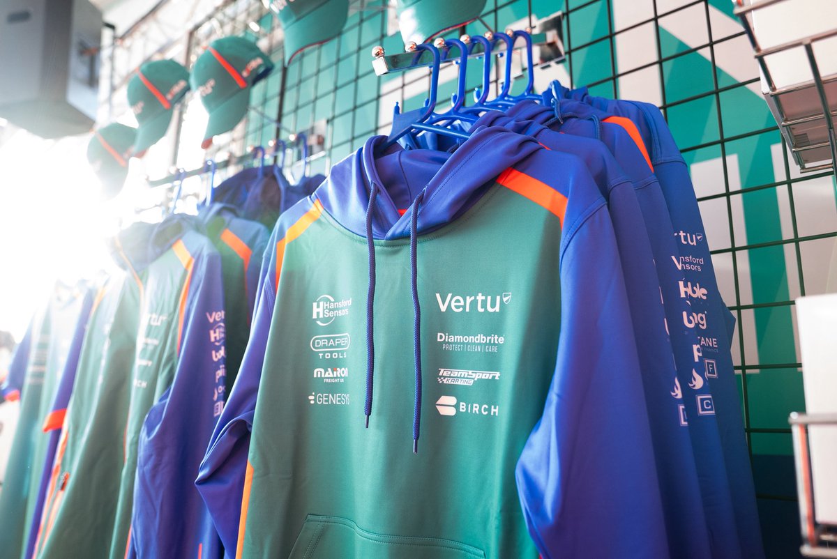Excelr8M's tweet image. Come to the Fan Zone and Buy YOUR Team Wear! 👕🧢

@VertuMotors 

#TeamVertu #Merch #EXCELR8 #BTCC #DoningtonPark
