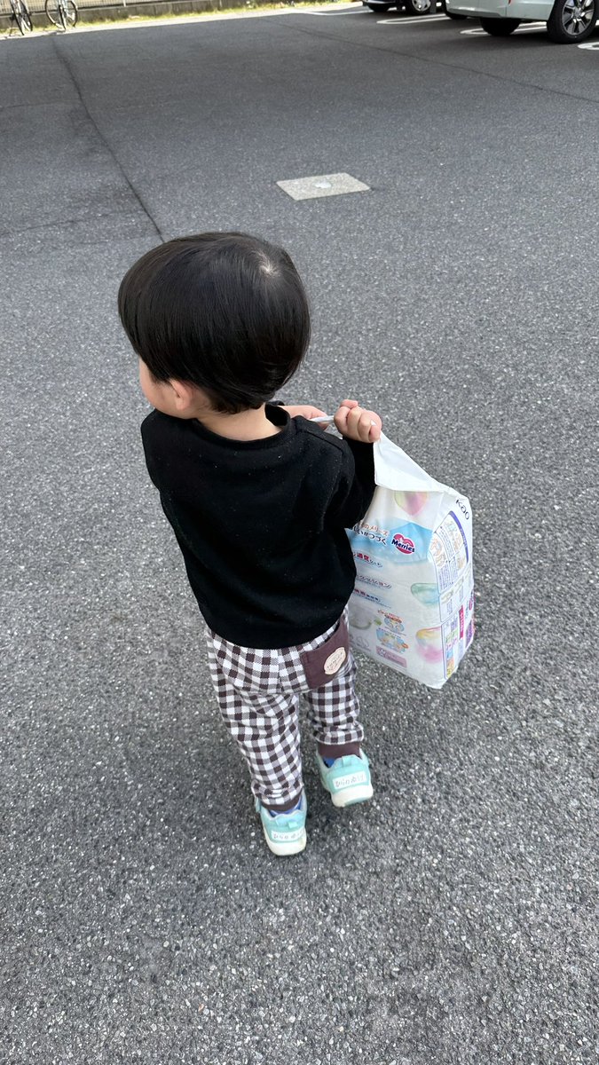 無事に退院して新生児生活が始まりましたー！

病院にいる時はなんだこれって顔してたのに……なんだかお兄ちゃんしたいみたいで…頼もしいです笑
