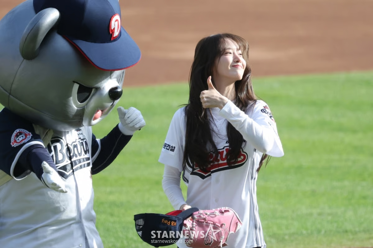 franky___a's tweet photo. 260418 YoonA - KIA vs Doosan Ceremonial First Pitch
#YoonA #윤아 #임윤아 #LimYoonA https://t.co/3dPb47jtoM