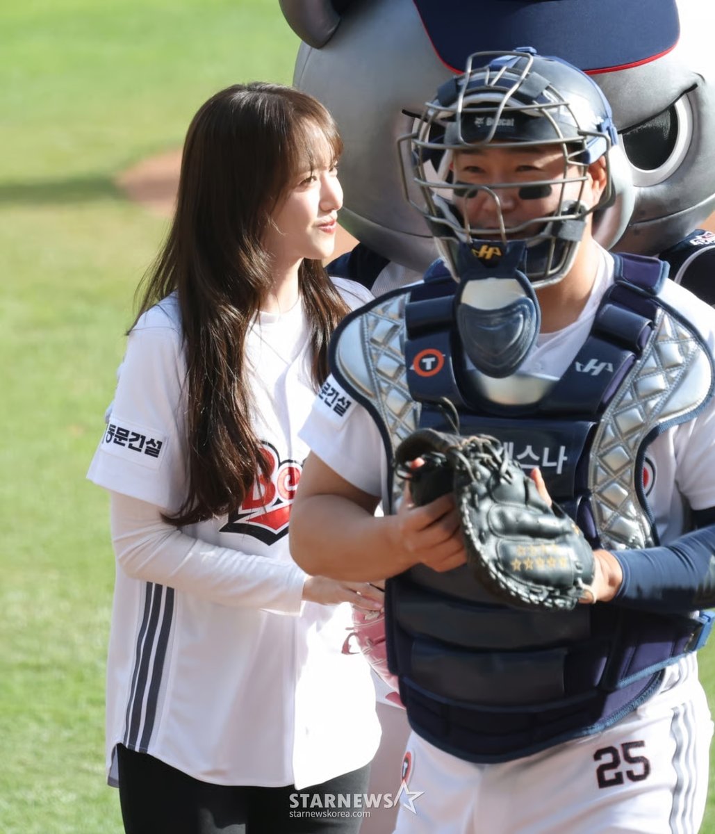 franky___a's tweet photo. 260418 YoonA - KIA vs Doosan Ceremonial First Pitch
#YoonA #윤아 #임윤아 #LimYoonA https://t.co/3dPb47jtoM