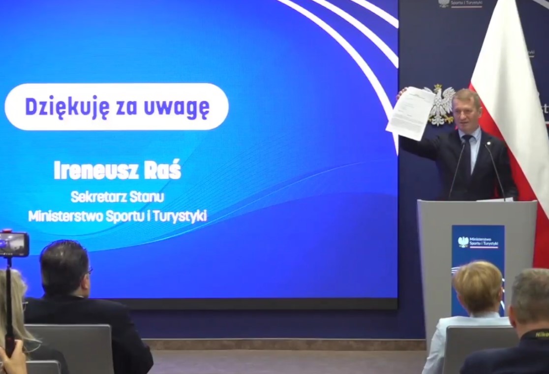 mickpll's tweet photo. I. Raś o swojej wersji ("rządowej") uregulowania krótkiego najmu: 

"Wprowadzenie uprawnienia dla wspólnoty czy spółdzielni mieszkaniowej do decydowania o tym czy dany lokal może być wprowadzony do rejestru gminnego jest według nas dotknięciem praw konstytucyjnych, które przysługują właścicielom. I mamy na to potwierdzenie kilku wyroków Sądu Najwyższego. To są bardzo poważne kwestie. Jednym z tych wyroków nawet dysponujemy, ktoś się chciał zapoznać, z 2021 roku."

XD

Nie Panie Ministrze, nie istnieją takie wyroki. Te które przywołujecie w uzasadnieniu projektu mówią tylko o tym, że w istocie, teraz - wspólnoty i spółdzielnie nie mają narzędzi, aby o tym decydować.

A my chcemy, aby mogły o tym decydować.

Dokładnie ta kwestia, tj. czy miasta mogą decydować o banowaniu airbnb była przedmiotem dyskusji na forum UE, rozstrzygnięto ją na TAK - i dlatego wdrażamy dokładnie teraz unijne prawo, dzięki któremu Barcelona, Madryt czy Paryż może zbanować o siebie airbnb w całości, za bramę raz. To są dopiero radykały.

Dziękuję za uwagę.
