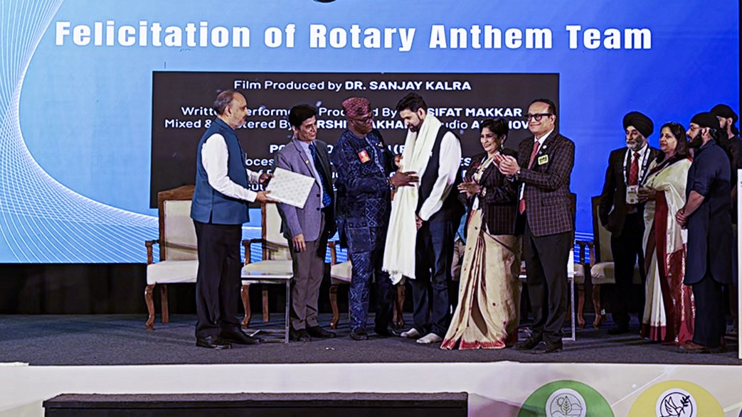 pinakamediawork's tweet photo. (2/2 हिंदी) रोटरी इंटरनेशनल नेतृत्व द्वारा ओजस्वी शर्मा सम्मानित | अप्रैल, 2026 
राष्ट्रीय पुरस्कार विजेता फिल्म निर्देशक ओजस्वी शर्मा को रोटरी इंटरनेशनल के निर्वाचित अध्यक्ष (2026-27), ओलेयिंका हकीम बाबालोला द्वारा सम्मानित किया गया। 
https://t.co/Yrbo2w39RH https://t.co/dcxFl8COqD