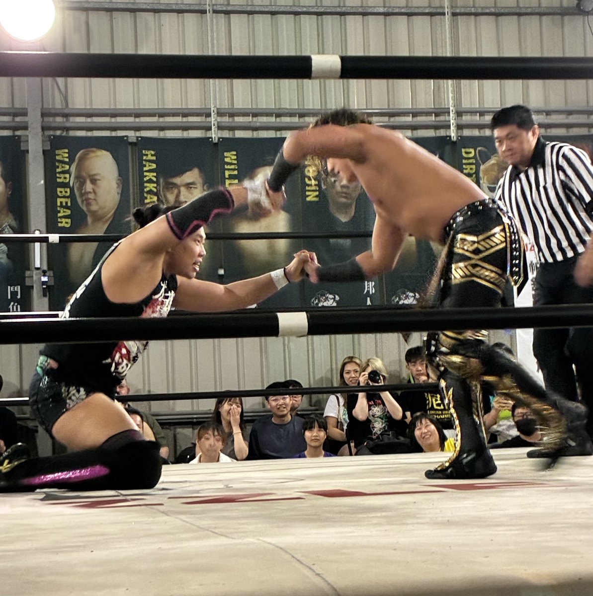 igahardcore's tweet photo. #puzzle_pw 環北大会終了。ガイアホックスがfreedoms Jrチャンピオンとして凱旋。マリーハナと対戦。ダムズでを学んだガイアとBJWで学んだハナ。まさにfreedoms vs BJWの対抗戦。ハナも追い詰めたが王者ガイアには一歩及ばす。レフェリーも全日本で学んだスポンジケン。日本のプロレスは伝承している。 https://t.co/y6ZRs98Dg0