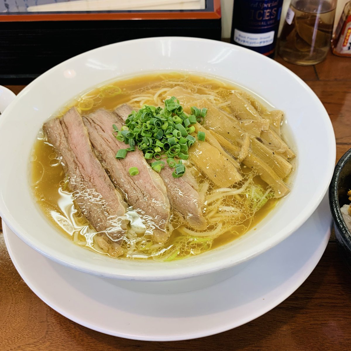 yoshida_1013's tweet image. #麺屋匠
限定　和牛の中華そば！
TPはバラ海苔と味玉か…と考えつつ訪問！背脂はどうなのか尋ねてみると「牛と豚なので合うかどうか…」
と。取り敢えずバラ海苔TPでオーダーすると牛脂と背脂を別皿で出して頂いた！オーダーを忘れた味玉も隠されていて😆3種類の味を楽しみました。
ご馳走様です🙏