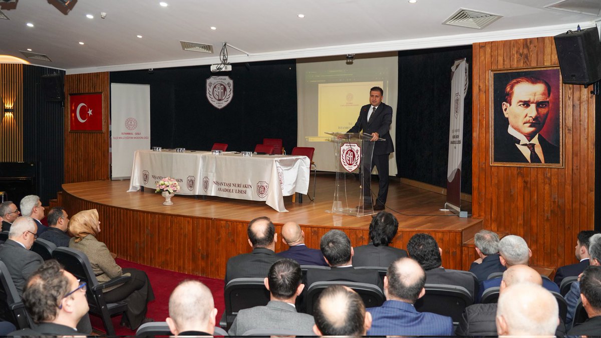 istanbulilmem's tweet photo. 🔺 İl Millî Eğitim Müdürümüz Murat Mücahit Yentür’ün başkanlığında; ilçe millî eğitim müdürlerimiz ve Rehberlik ve Araştırma Merkezi müdürlerimizin katılımıyla değerlendirme toplantısı gerçekleştirildi.

Toplantıda; eğitim süreçlerimizin güven, uyum ve koordinasyon içinde yürütülmesi ile öğrencilerimizin psikososyal iyi oluşlarının güçlendirilmesi ele alınırken koruyucu ve önleyici rehberlik çalışmalarının sahada daha etkin ve yaygın şekilde uygulanması üzerinde duruldu.

Rehberlik hizmetlerimizin, riskleri oluşmadan fark eden, öğrenciyi merkeze alan ve okul temelli bir yaklaşımla güçlendirilmesine yönelik değerlendirmeler yapıldı.

📍 Nişantaşı Nuri Akın Anadolu Lisesi

@tcmeb @Yusuf__Tekin @MucahitYentur