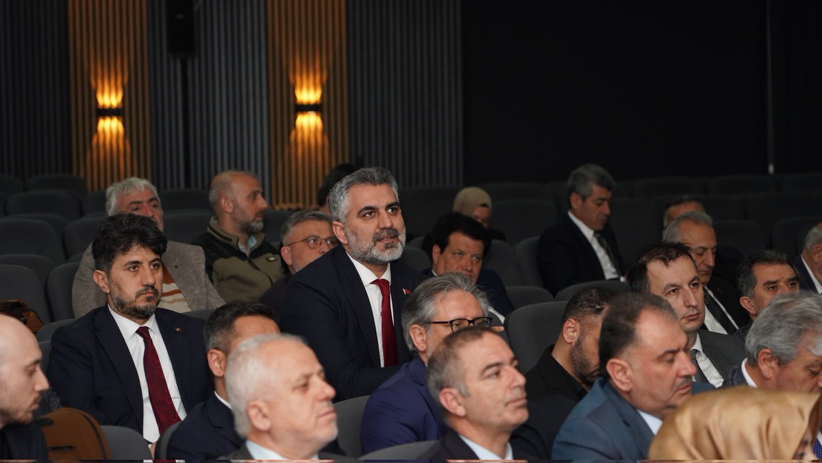 istanbulilmem's tweet photo. 🔺 İl Millî Eğitim Müdürümüz Murat Mücahit Yentür’ün başkanlığında; ilçe millî eğitim müdürlerimiz ve Rehberlik ve Araştırma Merkezi müdürlerimizin katılımıyla değerlendirme toplantısı gerçekleştirildi.

Toplantıda; eğitim süreçlerimizin güven, uyum ve koordinasyon içinde yürütülmesi ile öğrencilerimizin psikososyal iyi oluşlarının güçlendirilmesi ele alınırken koruyucu ve önleyici rehberlik çalışmalarının sahada daha etkin ve yaygın şekilde uygulanması üzerinde duruldu.

Rehberlik hizmetlerimizin, riskleri oluşmadan fark eden, öğrenciyi merkeze alan ve okul temelli bir yaklaşımla güçlendirilmesine yönelik değerlendirmeler yapıldı.

📍 Nişantaşı Nuri Akın Anadolu Lisesi

@tcmeb @Yusuf__Tekin @MucahitYentur