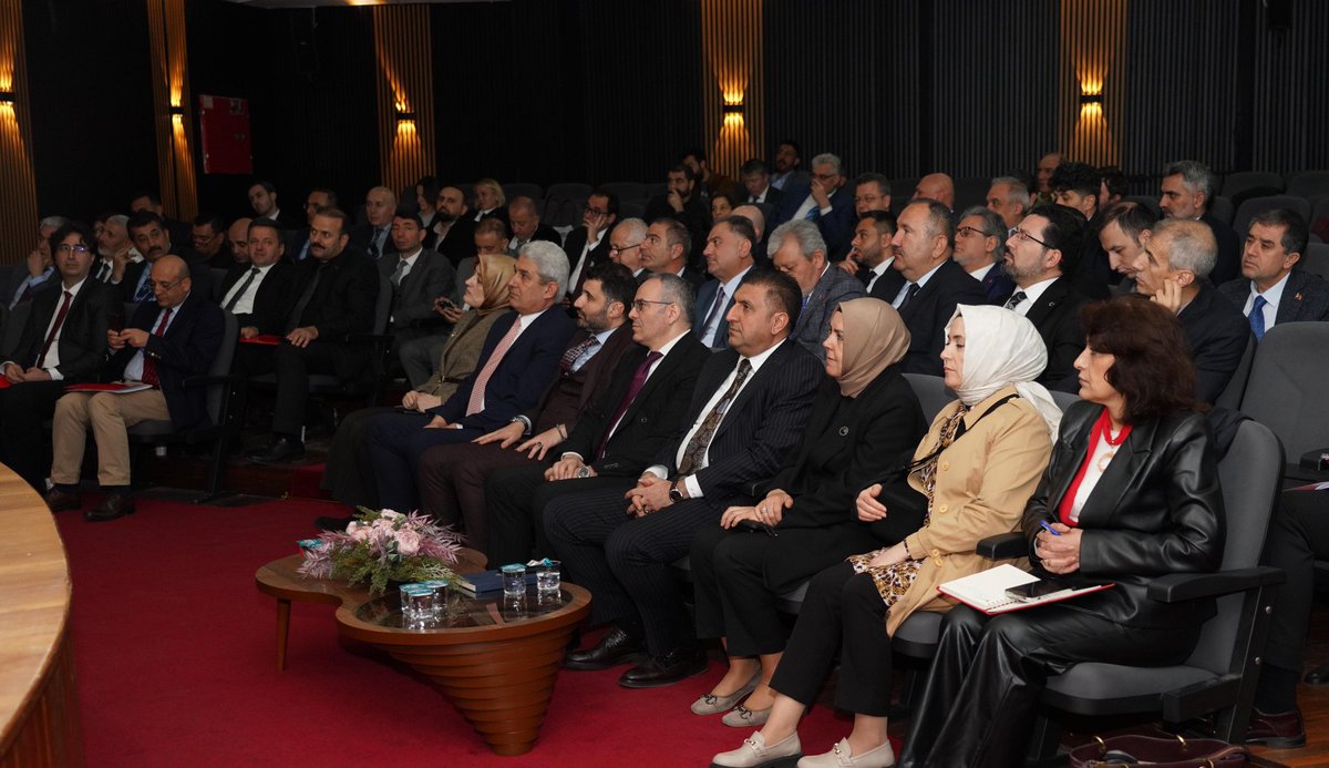 istanbulilmem's tweet photo. 🔺 İl Millî Eğitim Müdürümüz Murat Mücahit Yentür’ün başkanlığında; ilçe millî eğitim müdürlerimiz ve Rehberlik ve Araştırma Merkezi müdürlerimizin katılımıyla değerlendirme toplantısı gerçekleştirildi.

Toplantıda; eğitim süreçlerimizin güven, uyum ve koordinasyon içinde yürütülmesi ile öğrencilerimizin psikososyal iyi oluşlarının güçlendirilmesi ele alınırken koruyucu ve önleyici rehberlik çalışmalarının sahada daha etkin ve yaygın şekilde uygulanması üzerinde duruldu.

Rehberlik hizmetlerimizin, riskleri oluşmadan fark eden, öğrenciyi merkeze alan ve okul temelli bir yaklaşımla güçlendirilmesine yönelik değerlendirmeler yapıldı.

📍 Nişantaşı Nuri Akın Anadolu Lisesi

@tcmeb @Yusuf__Tekin @MucahitYentur