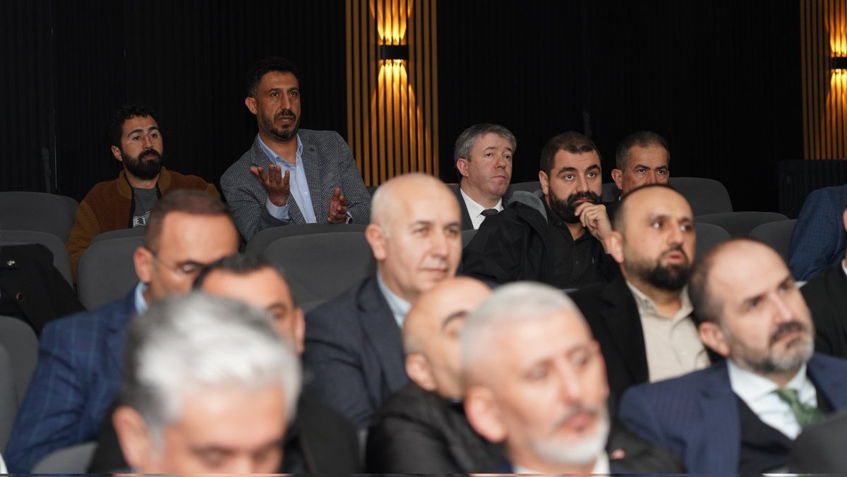 istanbulilmem's tweet photo. 🔺 İl Millî Eğitim Müdürümüz Murat Mücahit Yentür’ün başkanlığında; ilçe millî eğitim müdürlerimiz ve Rehberlik ve Araştırma Merkezi müdürlerimizin katılımıyla değerlendirme toplantısı gerçekleştirildi.

Toplantıda; eğitim süreçlerimizin güven, uyum ve koordinasyon içinde yürütülmesi ile öğrencilerimizin psikososyal iyi oluşlarının güçlendirilmesi ele alınırken koruyucu ve önleyici rehberlik çalışmalarının sahada daha etkin ve yaygın şekilde uygulanması üzerinde duruldu.

Rehberlik hizmetlerimizin, riskleri oluşmadan fark eden, öğrenciyi merkeze alan ve okul temelli bir yaklaşımla güçlendirilmesine yönelik değerlendirmeler yapıldı.

📍 Nişantaşı Nuri Akın Anadolu Lisesi

@tcmeb @Yusuf__Tekin @MucahitYentur