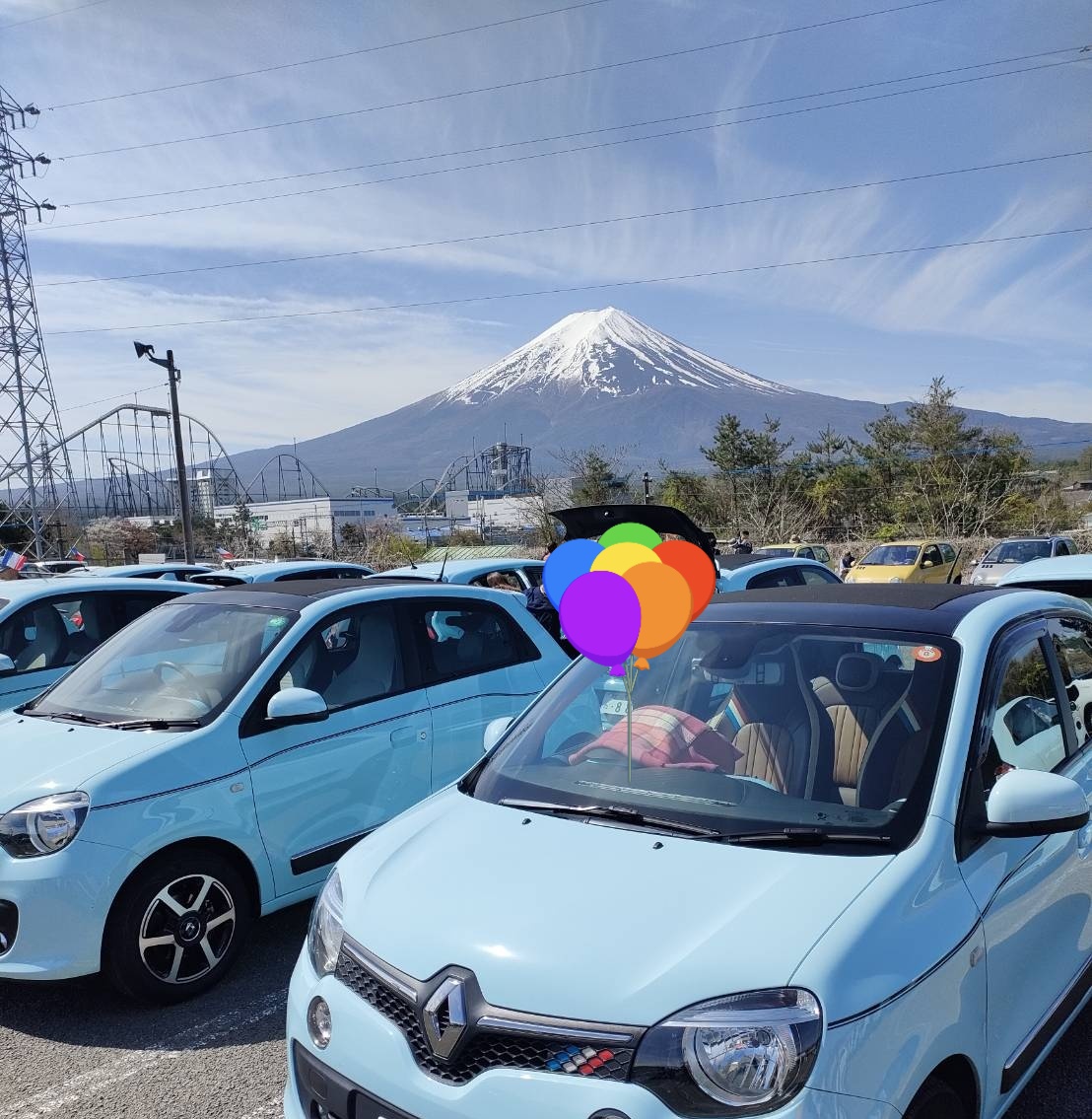 gingerer87's tweet photo. 2年ぶりにトゥインゴジャンボリーへ。
（イベント開催ありがとうございます）
以前より台数が増え、並んでる姿見てるだけで眼福✨
圧巻の富士山には農鳥がくっきりと。
綿半で買物中、ワンコさん店内同伴の友人登場に驚く💦
綿半イートイン堪能したはずなのに帰り吉田うどんも楽しむ画伯（想定内） https://t.co/5I1Qn1C4W8