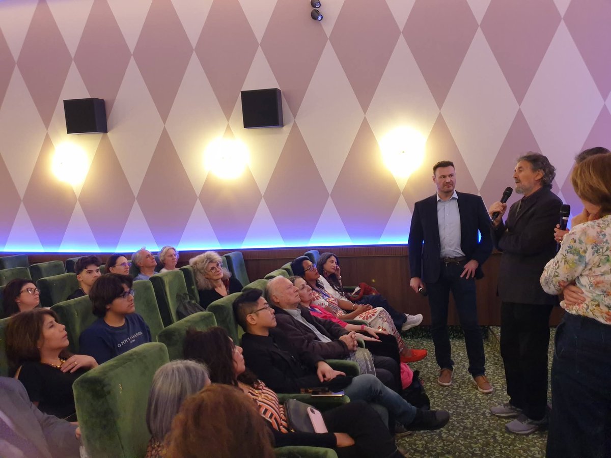 BobineFilms's tweet photo. 🔥Première parisienne de La Ville et les Chiens
Quelle soirée incroyable ! Le réalisateur Francisco Lombardi ovationné par le public.  Séance Complète!
ACTUELLEMENT AU CINÉMA 
Pour trouver votre séance :
Allociné 
Photos : Miraviento https://t.co/6VFsI8MQyS