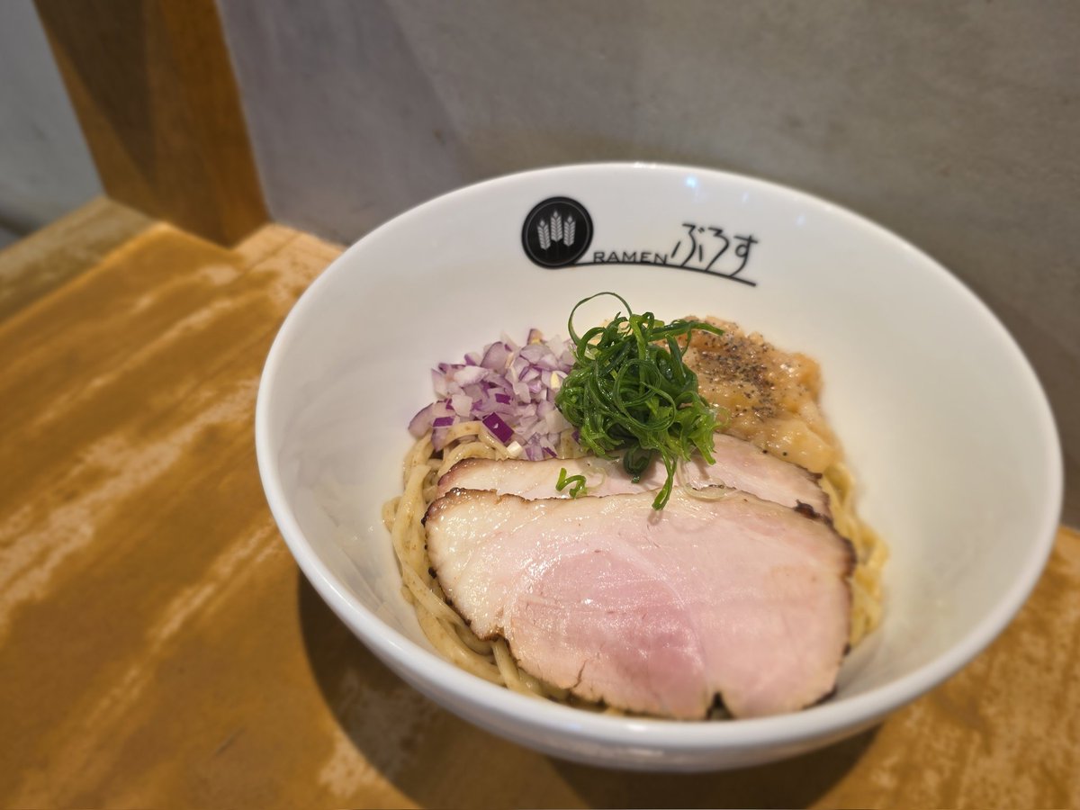 18日(土)夜営業より
｢豚モモ焼豚の脂そば｣
販売です

焼豚めっちゃいい感じに焼けてます！
大盛無料です
よろしくおねがいします！