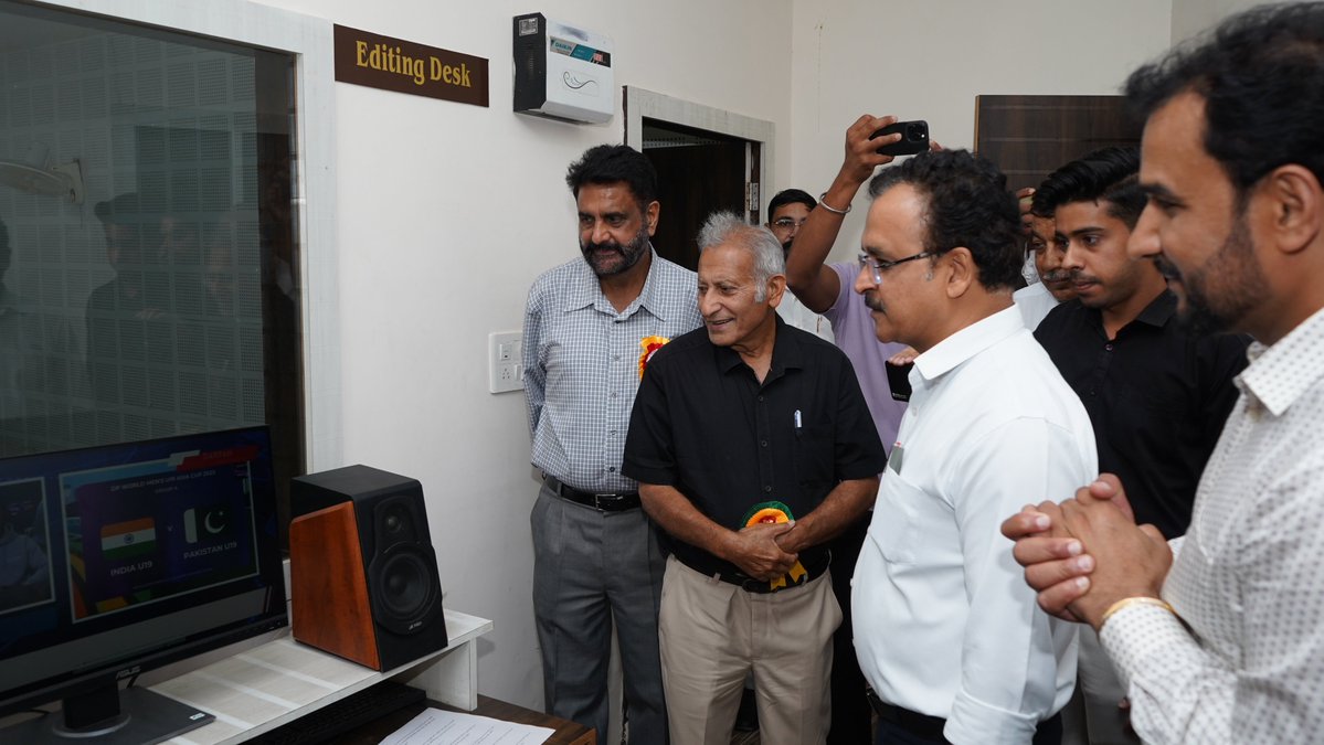 ssjboyscollege's tweet image. Shah Satnam Ji Boys’ College, Sirsa had the honor of welcoming Prof. (Dr.) Vijay Kumar, Vice Chancellor of Chaudhary Devi Lal University, during his visit to the Multimedia Studio of the Department of Journalism &amp;amp; Mass Communication. 🎥✨

#CDLU #Journalism #MassCommunication