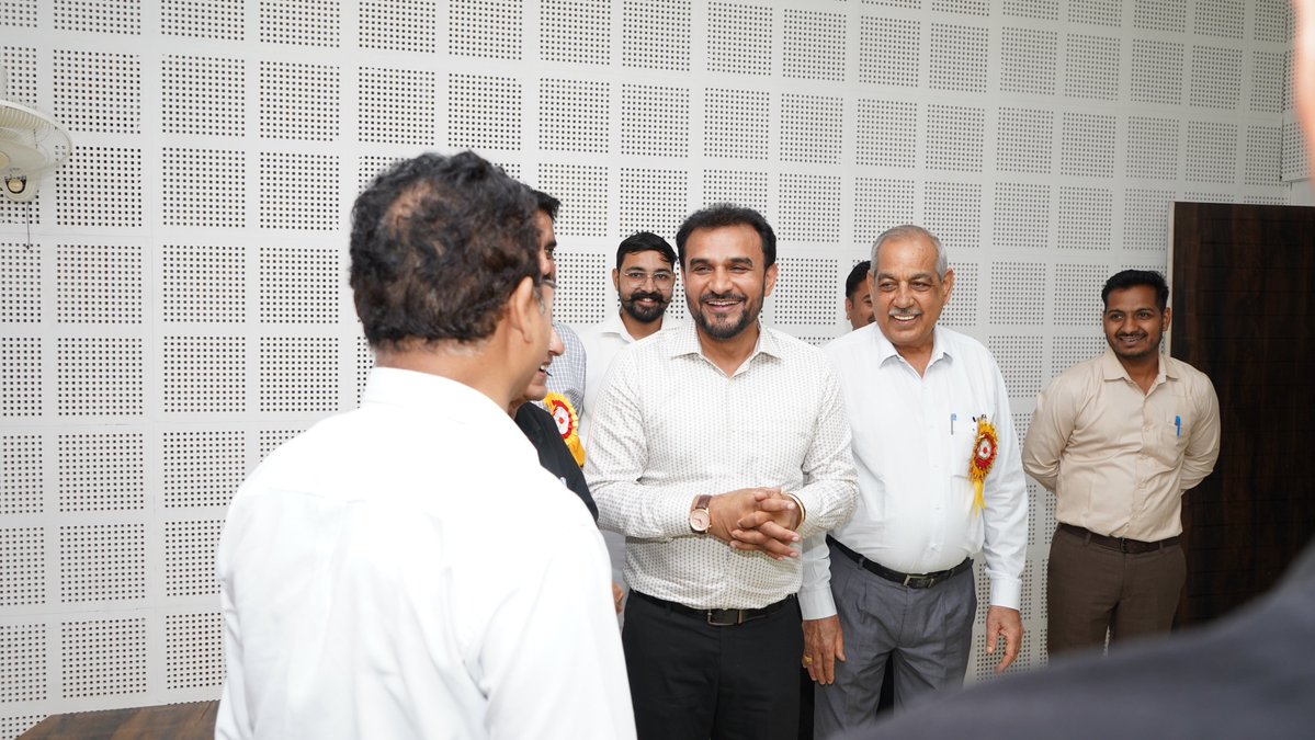 ssjboyscollege's tweet image. Shah Satnam Ji Boys’ College, Sirsa had the honor of welcoming Prof. (Dr.) Vijay Kumar, Vice Chancellor of Chaudhary Devi Lal University, during his visit to the Multimedia Studio of the Department of Journalism &amp;amp; Mass Communication. 🎥✨

#CDLU #Journalism #MassCommunication