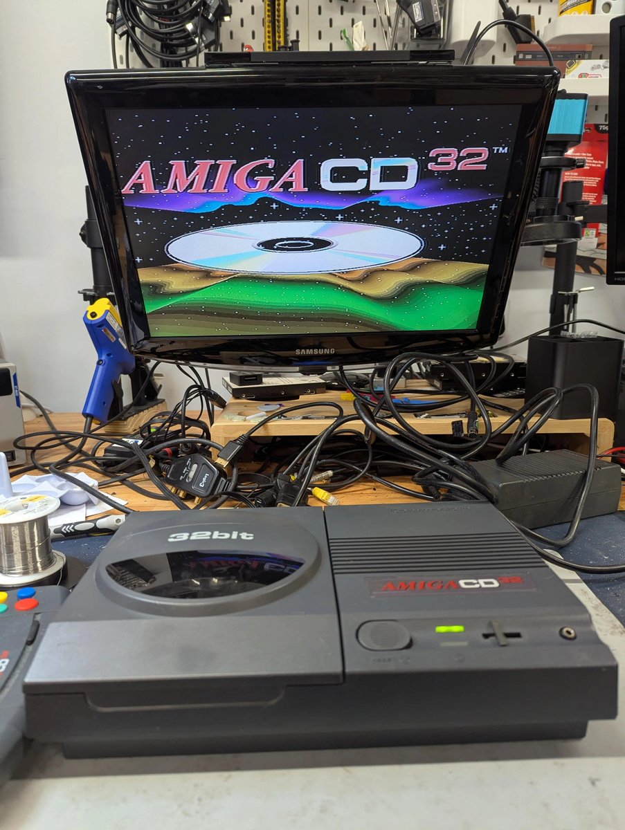 topvint's tweet image. I have been working on this #Amiga CD32 (will post a refurb thread later), but an issue I couldn't fix is that it makes a really loud sound through the speakers when is reading data from the CD. It doesn't happen with audio CD or gameplay. Check what I have tried below 👇