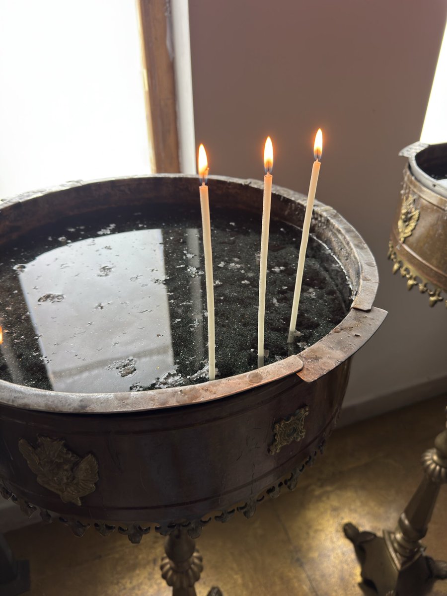 В деня за размисъл отидох на черква да запаля свещ с молба към бог да просветли всички заблудени души и дано утре да ни даде едно закъсняло великденско чудо - да не ни управляват комунистически безбожници🙏✌️🇧🇬🇪🇺🇺🇦