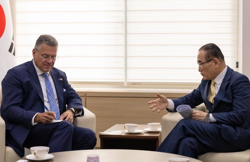 During his visit to Seoul, the EU Commissioner for trade and economic security met with the National Security Advisor. The EU and Korea shall work together in addressing critical challenges, such as the security of supply chains.