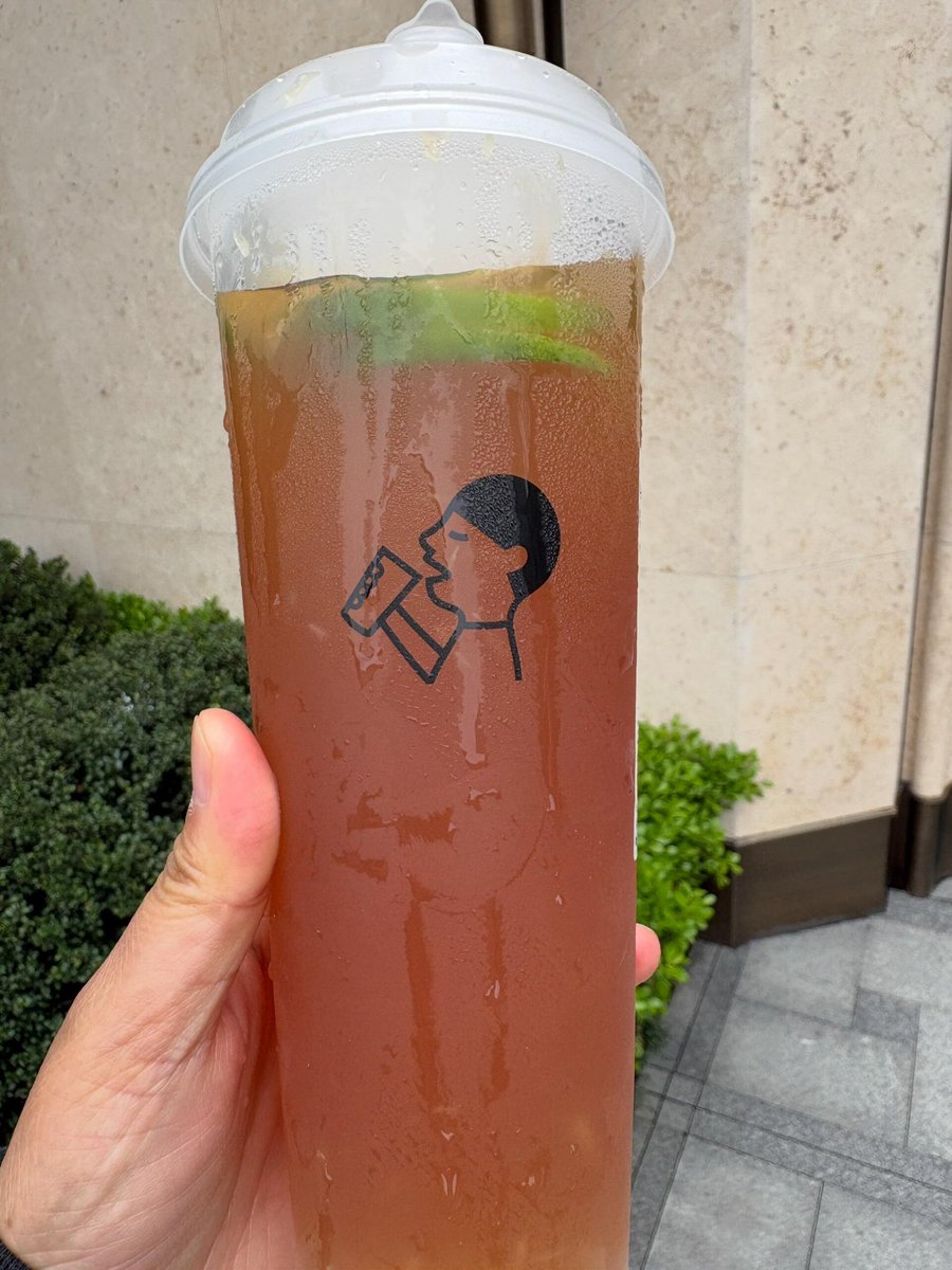 soibeanns's tweet photo. #WangAnyu’s friend treated the crew to drink lemon tea on the set of #ILiveInYourTime. It’s already the third time, but we still dont know who its from😭

Thanks to Anyu’s good friend for treating everyone to drinks💙 https://t.co/B2rua3wZph