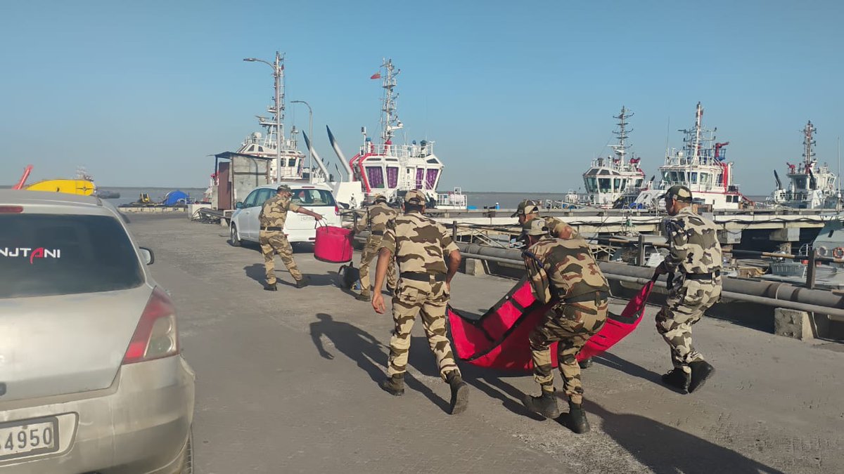 CISFWest's tweet image. Preparedness through practice. 🚨
A monthly mock drill on Bomb Threat/Bomb Search was conducted at Dry Dock by Deendayal Port Authority, Kandla, enhancing vigilance and coordinated response among stakeholders.
#CISF #SecurityDrill #Preparedness #Kandla #SafetyFirst @CISFHQrs
