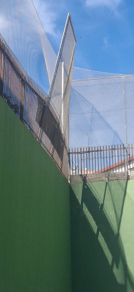 glmanrique's tweet photo. Buenos días, adjunto foto de la valla del frontón del distrito de hortaleza, cualquier momento se podría caer la vaya y tener un accidente. Por favor podrían revisar esa vaya. Muchss Gracias @Lineamadrid @JMDHortaleza @MADRID . https://t.co/btLK1GejSY