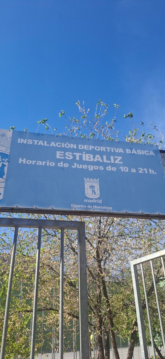 glmanrique's tweet photo. Buenos días, adjunto foto de la valla del frontón del distrito de hortaleza, cualquier momento se podría caer la vaya y tener un accidente. Por favor podrían revisar esa vaya. Muchss Gracias @Lineamadrid @JMDHortaleza @MADRID . https://t.co/btLK1GejSY