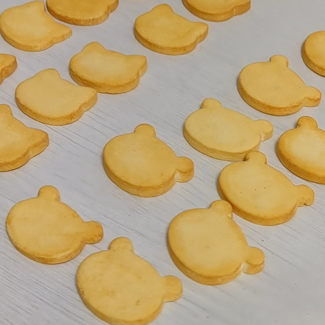 クッキー焼いてる(塗ってる)