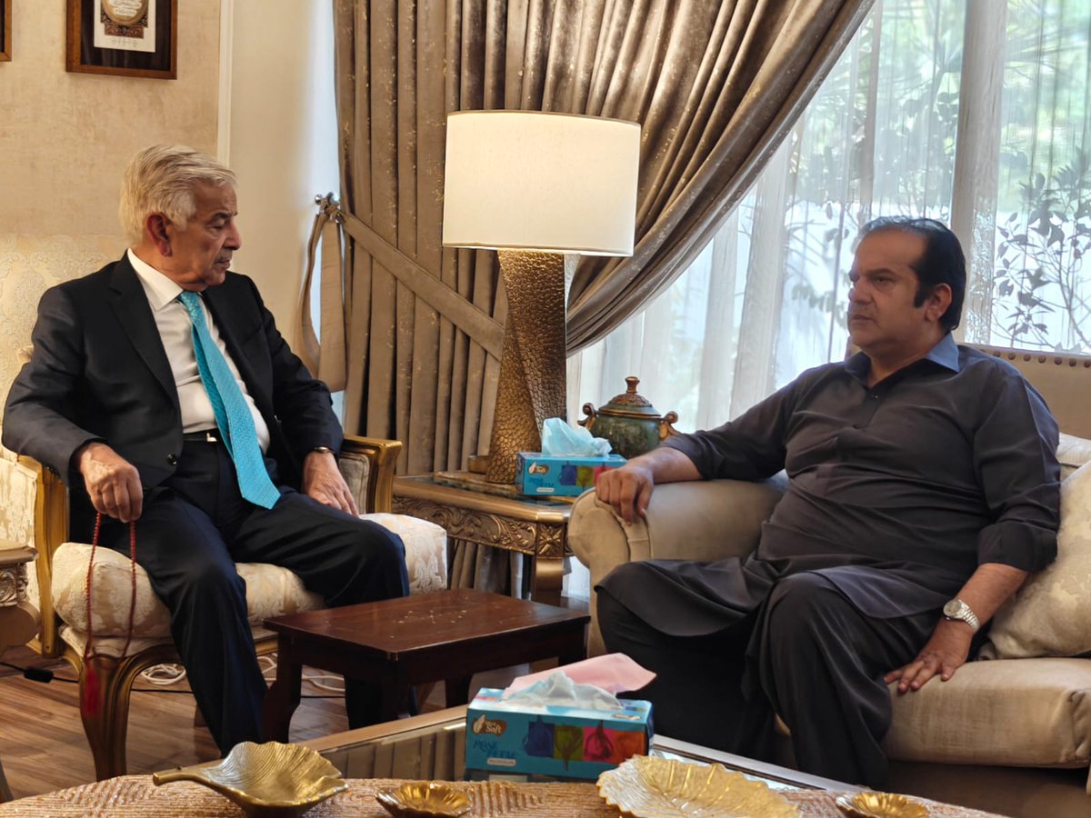 بیان برائے تعزیت

وفاقی وزیر دفاع خواجہ محمد آصف نے سٹیٹ منسٹر واٹر اینڈ پاور (پبلک افیئرز) عبدالرحمان خان کانجو کی والدہ کے انتقال پر گہرے رنج و غم کا اظہار کیا ہے۔

اپنے تعزیتی پیغام میں خواجہ محمد آصف نے کہا کہ والدہ کا انتقال ایک بڑا سانحہ ہے اور اس دکھ کی گھڑی میں وہ