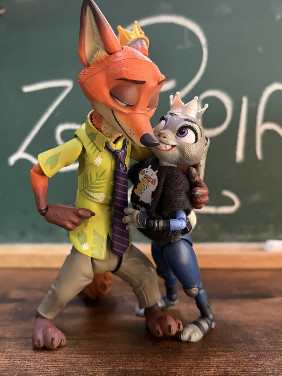 leamonde tweet media