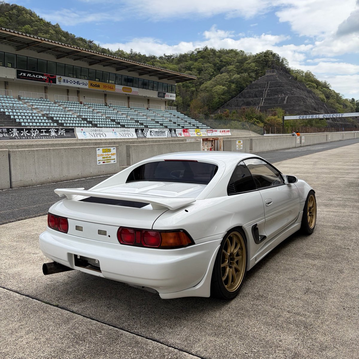とりあえずMR2の外装完成！

カッコ良すぎる❤️‍🔥
#MR2 #sw20