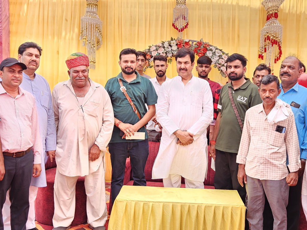 विधानसभा क्षेत्र डीडवाना कें ग्राम बरांगना में श्री हनुमान सिंह राठौड़ के सुपुत्र पवन सिंह एवं जितेन्द्र सिंह के शादी समारोह कार्यक्रम में सम्मिलित हुआ । 
परिवारजनों से मिलकर उन्हें इस मंगलबेला की शुभकामनाएं प्रेषित की।