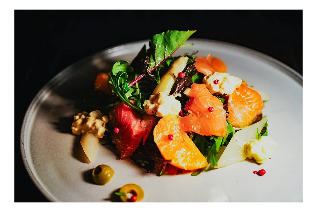 燻製した紅富士サーモンとホワイトアスパラガスとせとかのサラダ 林檎のソースと自家製タルタルソースを添えて
富士の天然水で育てたプレミアムブランドのニジマスに燻製をかけて皮と一緒に茹でた佐賀県産ホワイトアスパラガスと愛媛みかん、せとか、とオリーブを合わせてサラダ仕立てに。