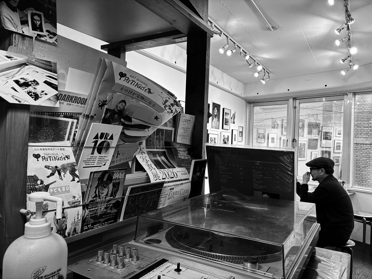 PP10周年展・前期に来てます。
ウーンと唸らせる写真・作品が壁一面に並びます。この景色は、Paper Poolの周年記念展ならではのもの。前期は5/3迄、作品入れ替えの後期は5/4〜デス