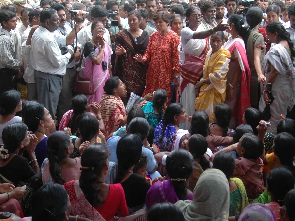 He was Akku Yadav, a gangster, robber, kidnapper, serial rapist, and serial killer.
- Accused of 40+ rape and 3 murders.
- He bribed the police by giving them money and buying them drinks so he could continue his crimes.
- A woman named Usha Narayane stood against him, and a mob