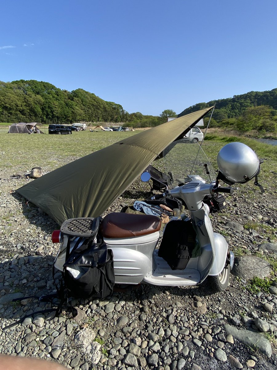 creativecamp3's tweet photo. やってみたかった、原付キャンプ。必要最低限のものを積込み自宅から20分のフィールドへ。天気が良いのに、あまりの強風に貧弱ポールがしなる、しなる。夜も強風みたいなので、今回はコーヒー飲んで退散。また次回ですね〜 https://t.co/EyKxPKdz7A