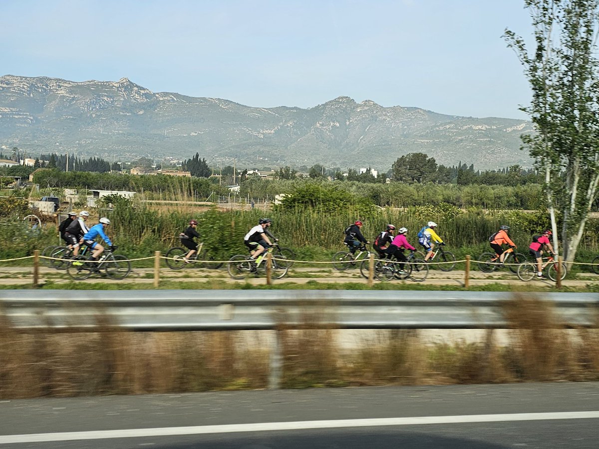 Dipta_cat's tweet photo. 🚴 🚴‍♂️Més participants se sumen, a #Amposta i #Vinallop, a la bicicletada i caminada inaugural de l'extensió de la #ViaVerda de la #ValdeZafán. Amb els de #Roquetes i #laRàpita es trobaran a la Torre de la Carrova, on es farà l'acte institucional, presidit per @nllaurado. https://t.co/zoEGF6V1i8