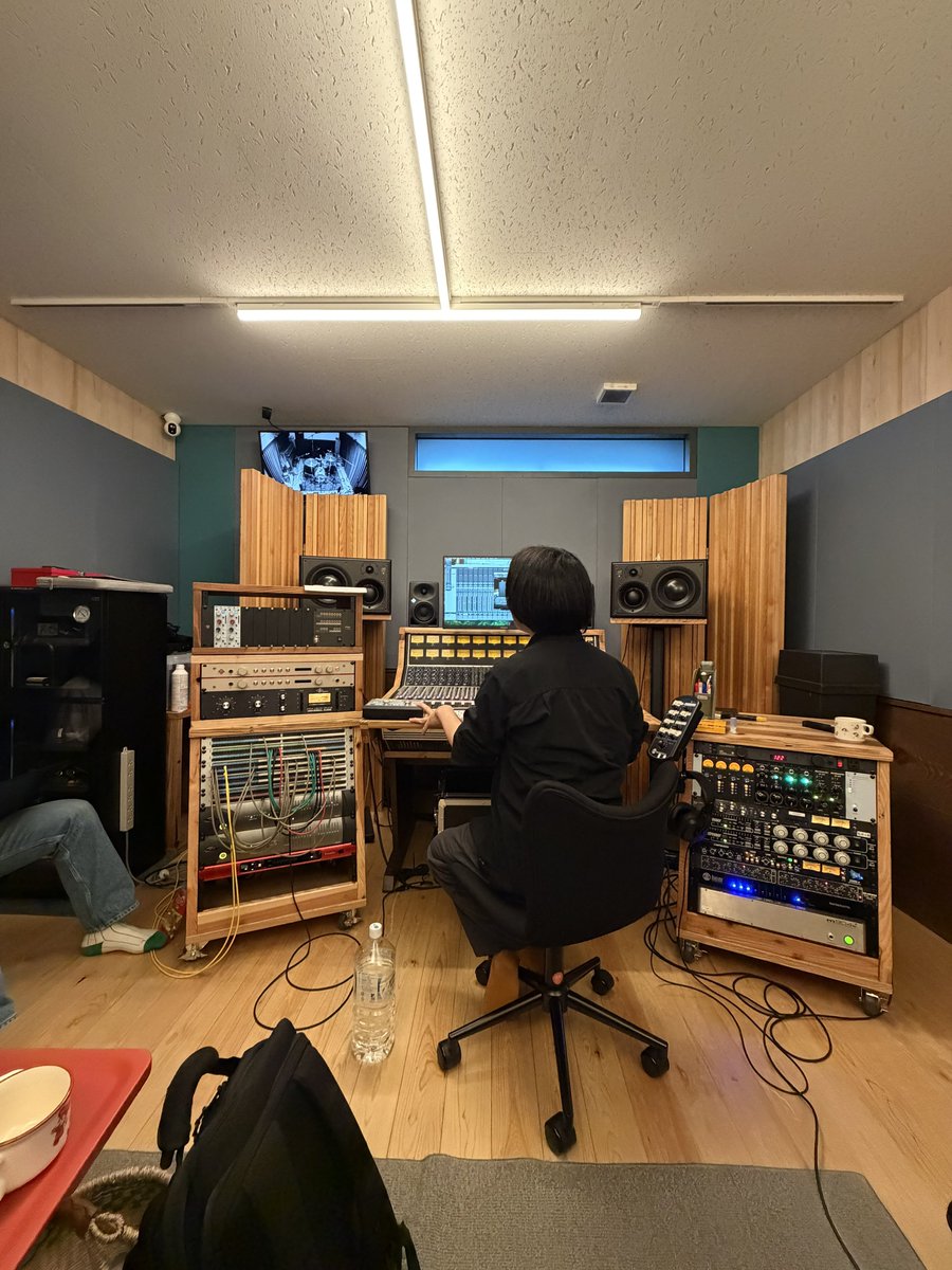 eiichi_kyo's tweet photo. 雪国泊まり込みで製作中です、アジカン後藤さんのスタジオにて https://t.co/82AS3DWjUT